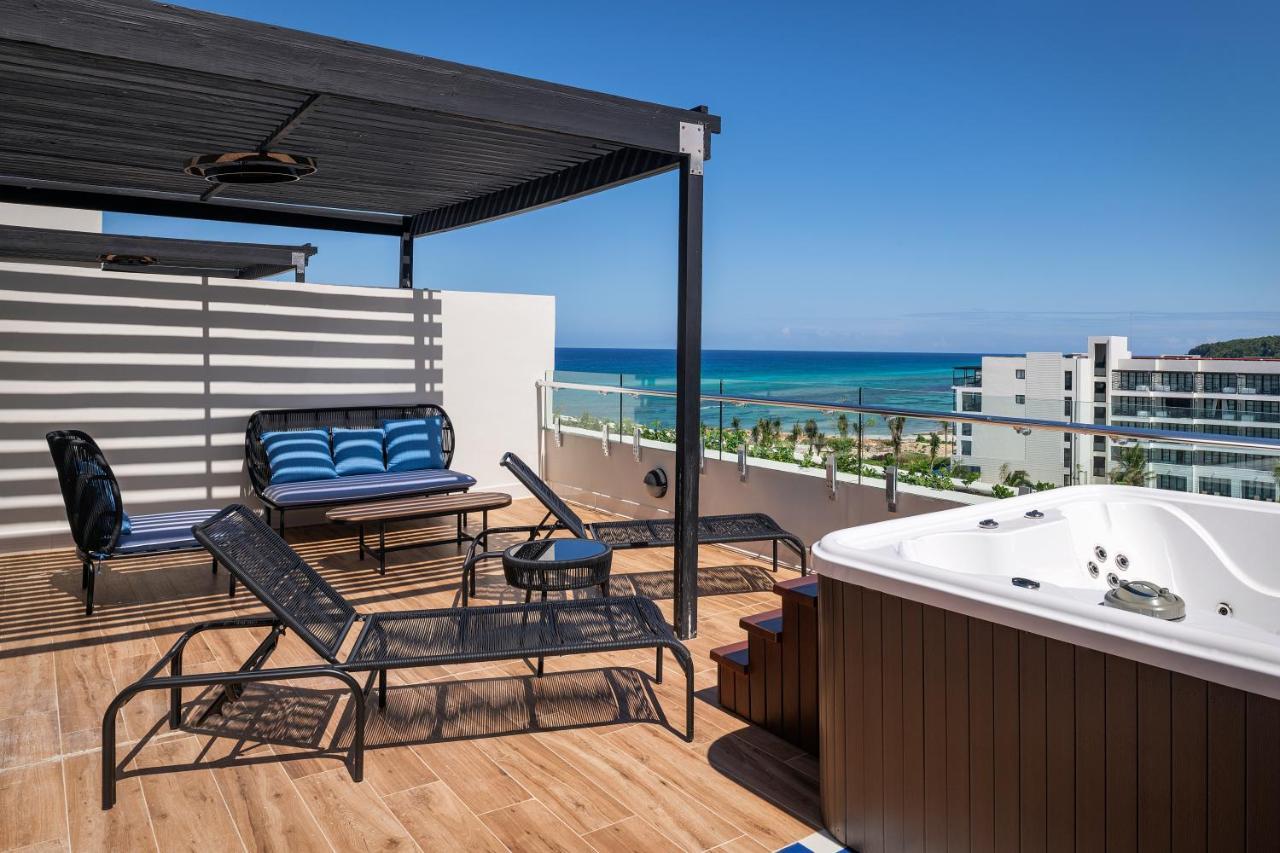 Ocean Eden Bay (Adults Only) Hotel Spring Rises Eksteriør billede Rooftop at the Hilton Playa del Carmen
