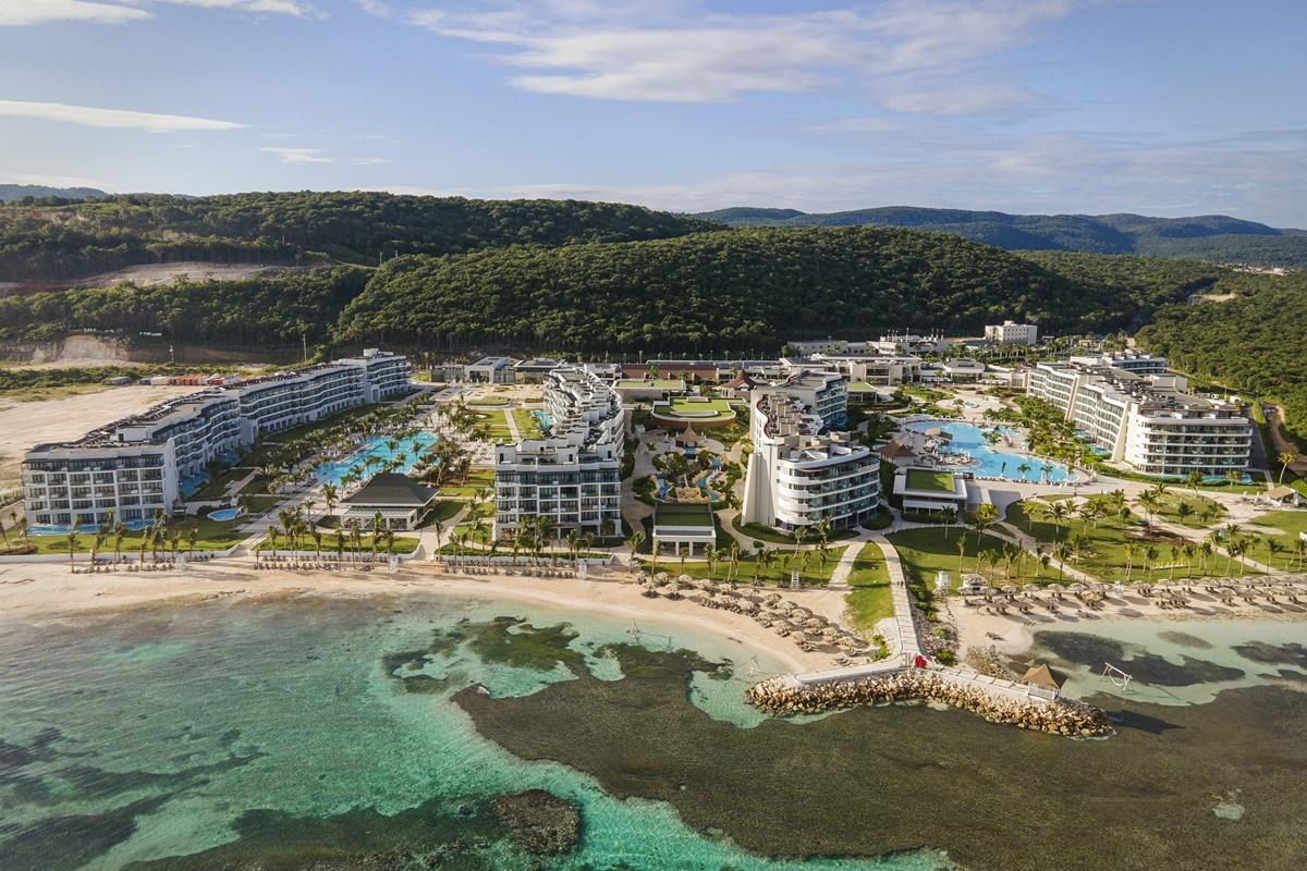 Ocean Eden Bay (Adults Only) Hotel Spring Rises Eksteriør billede Aerial view of the resort